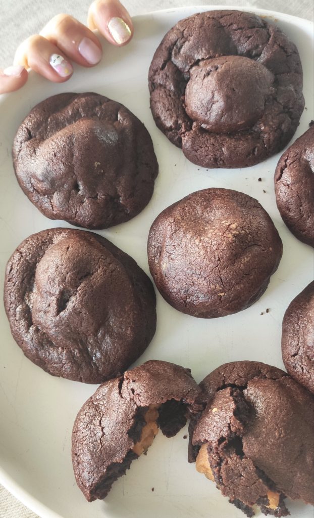 Des cookies tout chocolat fourrés au beurre de cacahuètes